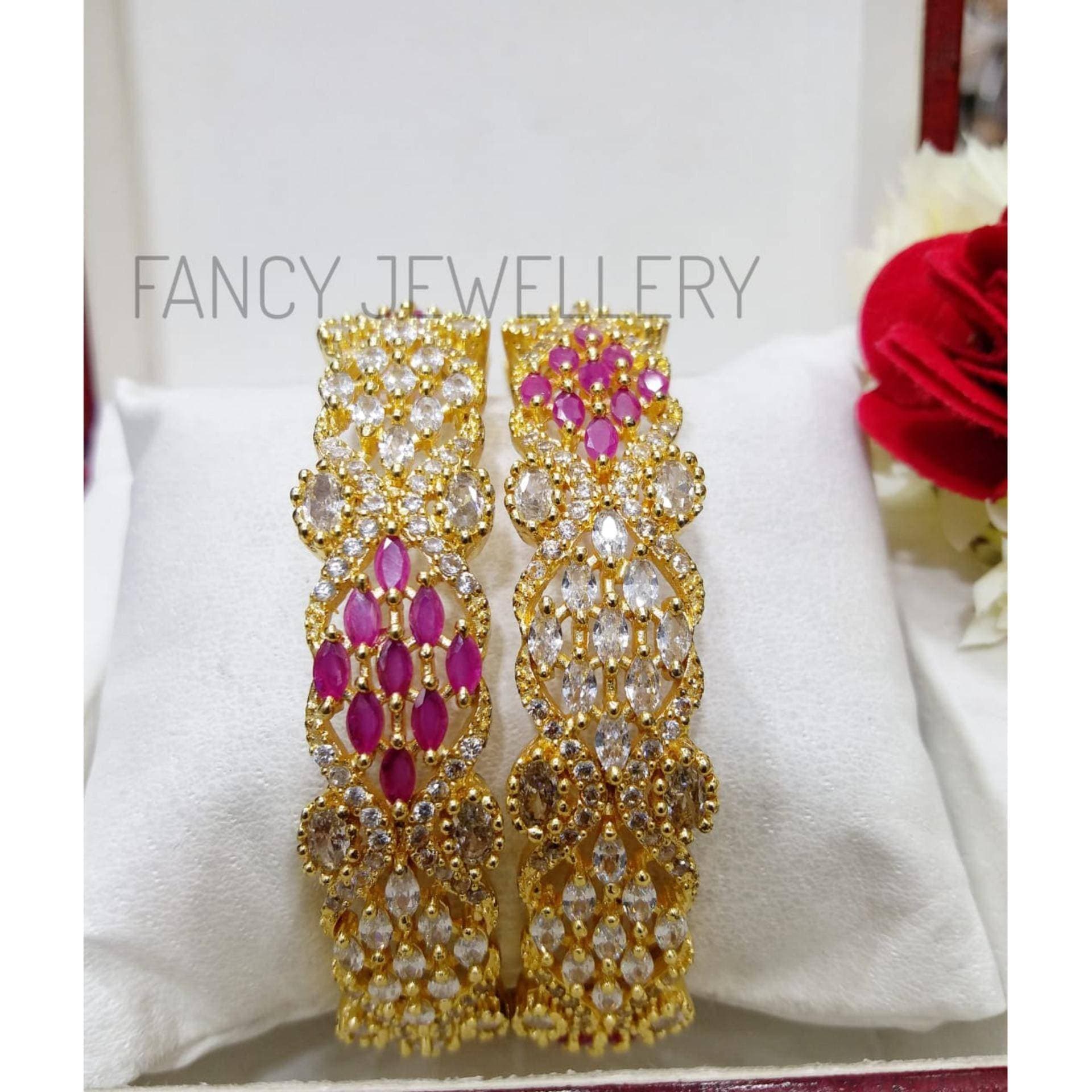 New Trendy Design Zircon Crystals Bangle for Women