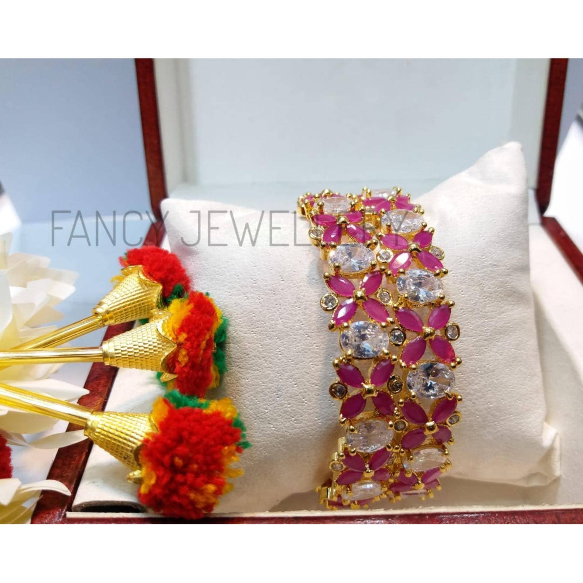 Best Trendy Design Zircon Crystals Bangle for Ladies